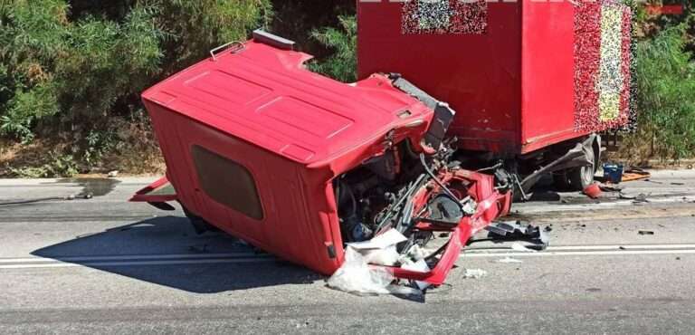 Φορτηγό κόπηκε στα δύο μετά από σύγκρουση με ΙΧ – Σκοτώθηκε μια γυναίκα και σοβαρά τραυματίας ένας άντρας