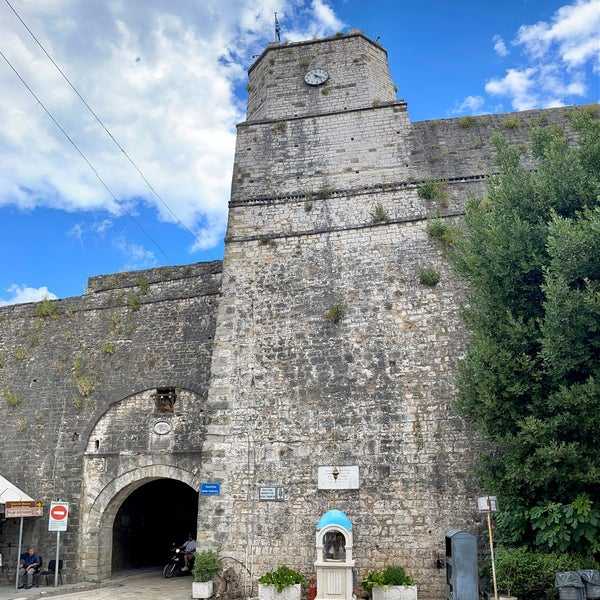 Συναγερμός στα Ιωάννινα: Επιχείρηση απεγκλωβισμού 14χρονης στο κάστρο – Τραυματίστηκε πυροσβέστης