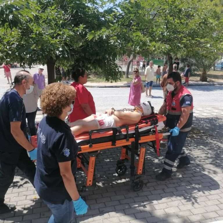 Σοκαριστικό ατύχημα: Μέταλλο καρφώθηκε στο κεφάλι 11χρονου που έπεσε στη θάλασσα