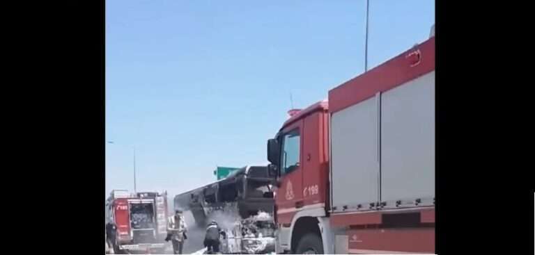 Λεωφορείο πήρε φωτιά στην Ιόνια οδό – Οι επιβάτες και ο οδηγός πρόλαβαν να βγουν από το όχημα