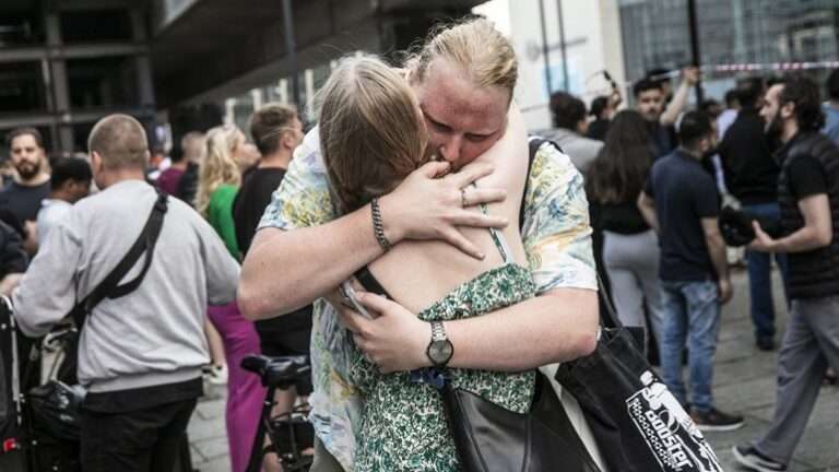 Δανία: Η στιγμή που ο δράστης της επίθεσης κυνηγάει ανθρώπους στο εμπορικό κέντρο