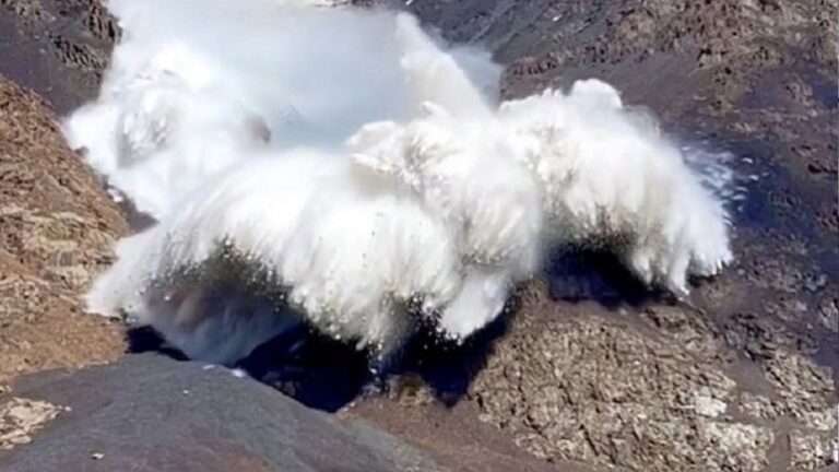 Χιονοστιβάδα στο Κιργιστάν, σκέπασε τουρίστα τη στιγμή που τη βιντεοσκοπούσε