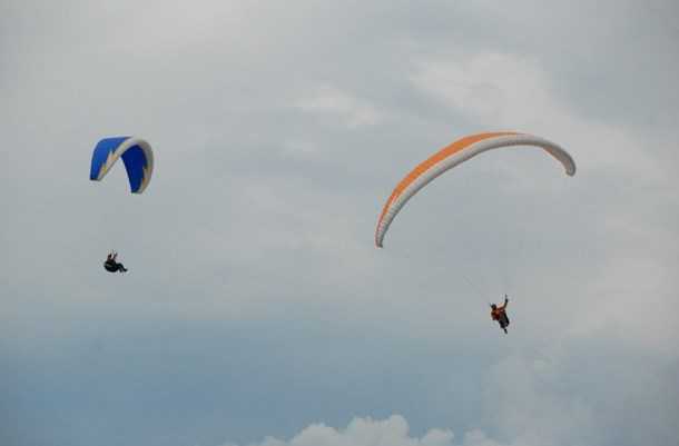 Παραλίγο τραγωδία: Μαχητικά αεροσκάφη διασταυρώθηκαν με ανεμοπτεριστές