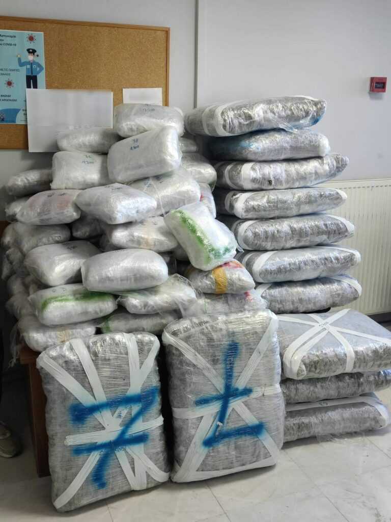 Μεγάλη ποσότητα ακατέργαστης κάνναβης στην Άρτα – Μετέφεραν με αυτοκίνητο 128,5 κιλά (Βίντεο)