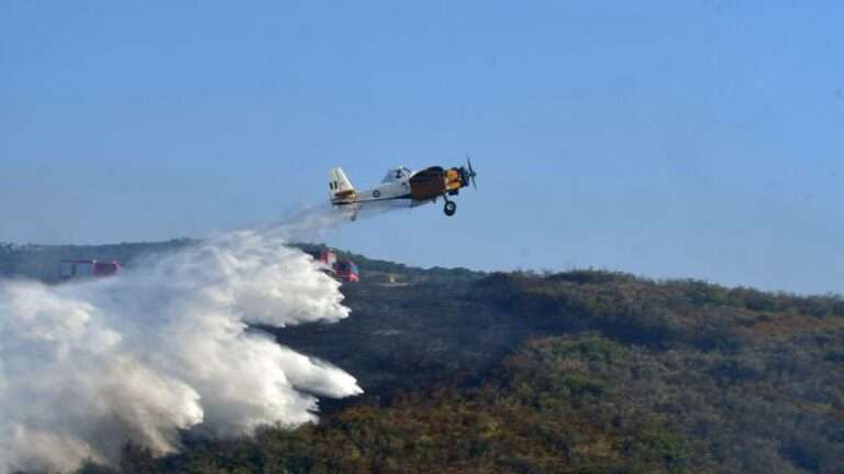 Σε εξέλιξη φωτιά εντός του οικισμού στη Βρυσούλα Πρέβεζας – Έχει καεί ένα σπίτι