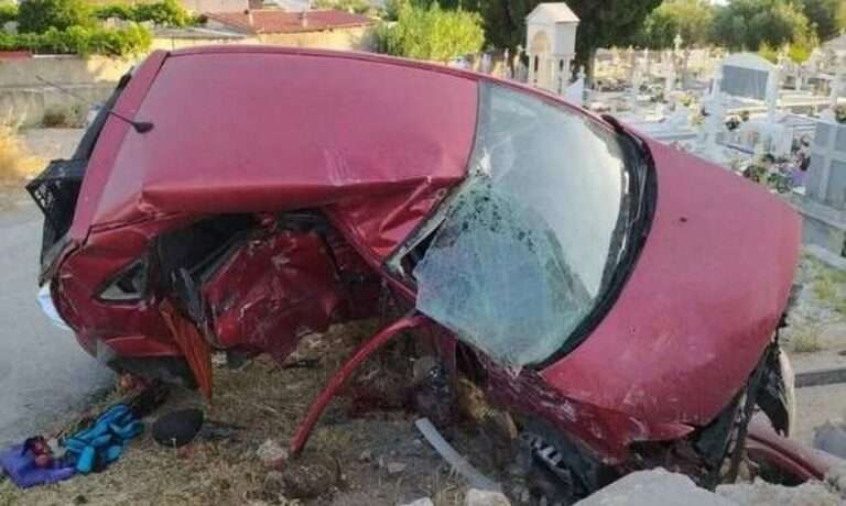 Σοκ με τροχαίο δυστύχημα: 25χρονος καρφώθηκε σε μάντρα νεκροταφείου και σκοτώθηκε