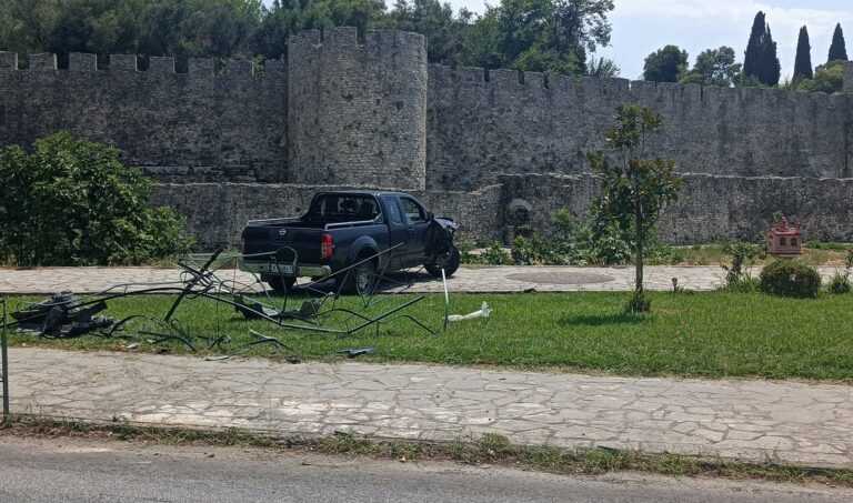 «Τρελή» πορεία αγροτικού αυτοκινήτου στα φονικά κάγκελα στο Κάστρο της Άρτας