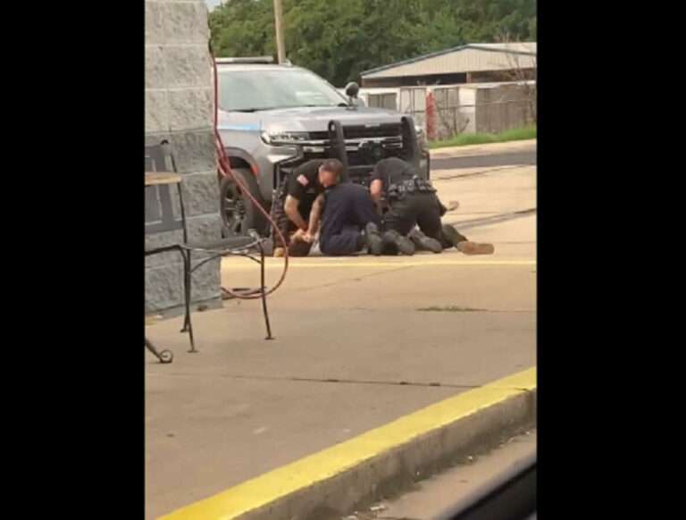 Νέο περιστατικό αστυνομικής βίας στις ΗΠΑ: Άγριος ξυλοδαρμός ακινητοποιημένου πολίτη στο Άρκανσο