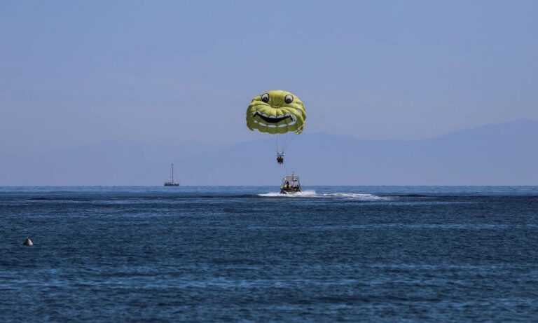 Τραγωδία στα Σύβοτα: Γυναίκα έπεσε στο νερό από αλεξίπτωτο θαλάσσης και σκοτώθηκε.  