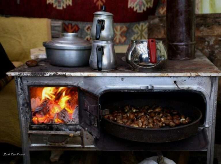 Απίστευτο: Οι Έλληνες επιστρέφουν στη δεκαετία του ’50: Αγοράζουν ξυλόσομπες για να ζεσταθούν και να… μαγειρεύουν!
