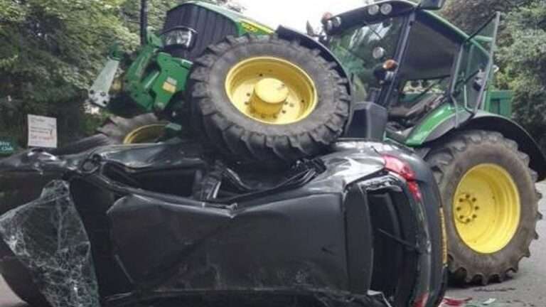 Τρακτέρ συνέθλιψε αυτοκίνητο – Σοβαρά τραυματισμένοι πατέρας και γιος