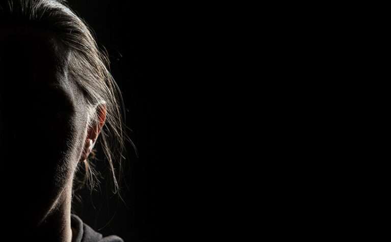 Ανατριχίλα: Βίασε την 13χρονη κόρη της συζύγου του την ώρα που εκείνη γεννούσε το παιδί τους