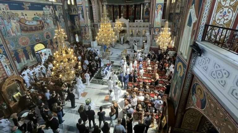 Θάλεια Κορδαμπάλου: Κουφέτα και λευκό φέρετρο σκεπασμένο με την ελληνική σημαία στην κηδεία της ναυτικής δοκίμου