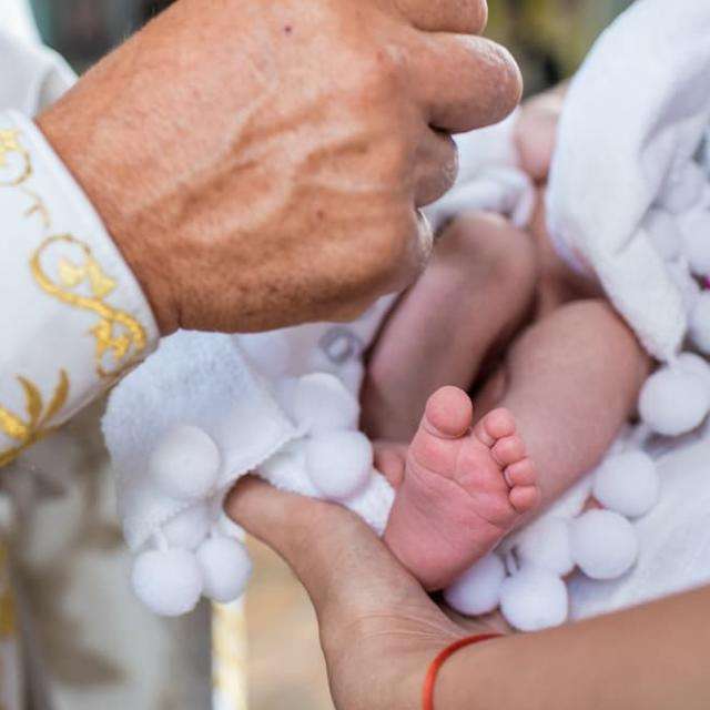 Άλλο και τούτο! Νονά αρνείται να δώσει το βαφτιστήρι στους γονείς του – Λέει ότι το υιοθέτησε