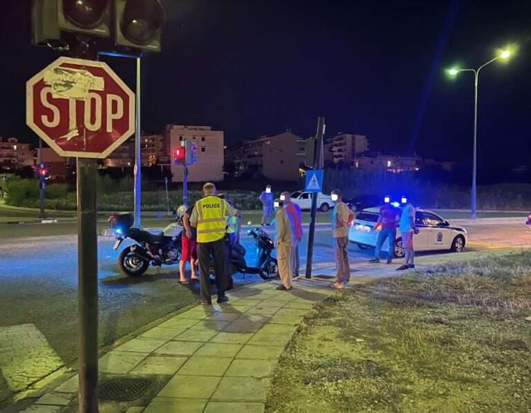 Τραγελαφικές στιγμές με το ασθενοφόρο: Το έσπρωχναν για να πάρει μπροστά – Μετέφερε τραυματία δικυκλιστή