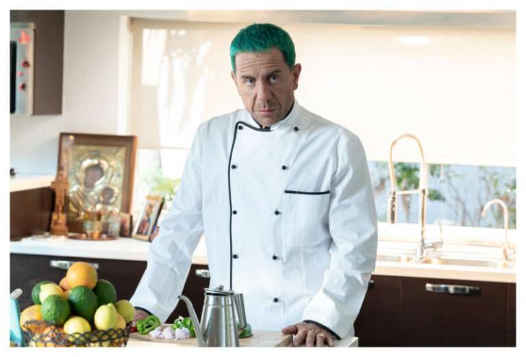 «Τα Νούμερα»: Ο Γιώργος Μαζωνάκης κάνει το πιο σουρεάλ γκεστ στη σειρά – Φωτογραφίες