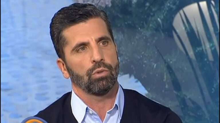 Θανάσης Βισκαδουράκης: «Ο πατέρας μου, μου ζήτησε συγγνώμη πριν φύγει από τη ζωή – Σαν γονιός απέτυχε αλλά έφτιαξε ολόκληρο σύλλογο για τους κωφούς»