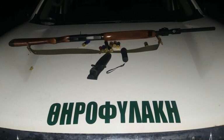 Τζουμέρκα: Συνελήφθη να κυνηγάει παράνομα το βράδυ