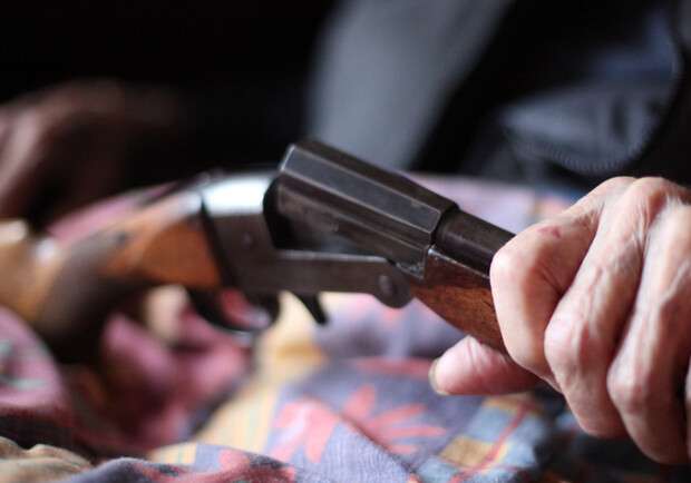 Τέλος στη ζωή της με κυνηγετική καραμπίνα έδωσε ηλικιωμένη – Τη βρήκε νεκρή ο γιος της