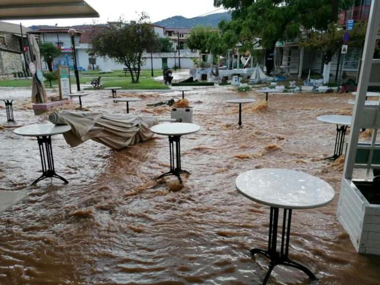 «Πνίγηκαν» τα μαγαζιά στα Σύβοτα από την ισχυρή νεροποντή – Ανυπολόγιστες είναι οι ζημιές