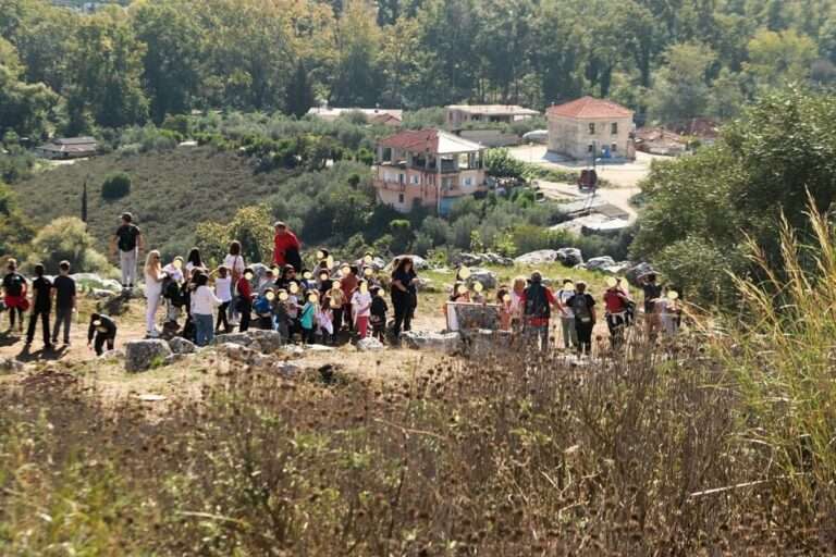 Με μεγάλο ενδιαφέρον και συμμετοχή ξενάγηση του κοινoύ στον αρχαιολογικό χώρο Καστρί Φαναρίου