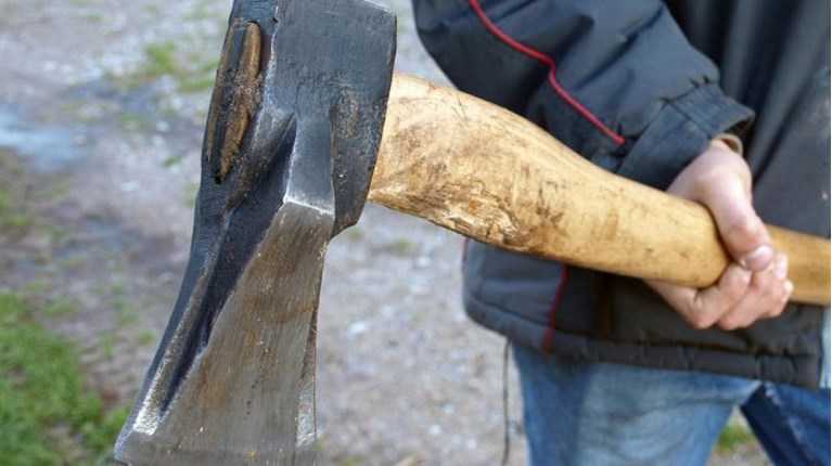 Άγριο έγκλημα: Σκότωσε με τσεκούρι 53χρονο μπροστά στα παιδιά του