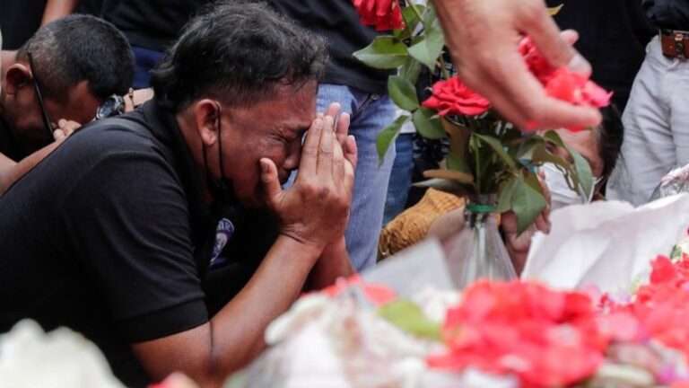 Έχασε την οικογένειά του στην τραγωδία του ποδοσφαιρικού αγώνα της Ινδονησίας