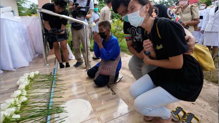 Σοκ και θλίψη στην Ταϊλάνδη μετά το μακελειό με τους 37 νεκρούς, στην πλειονότητά τους μικρά παιδιά