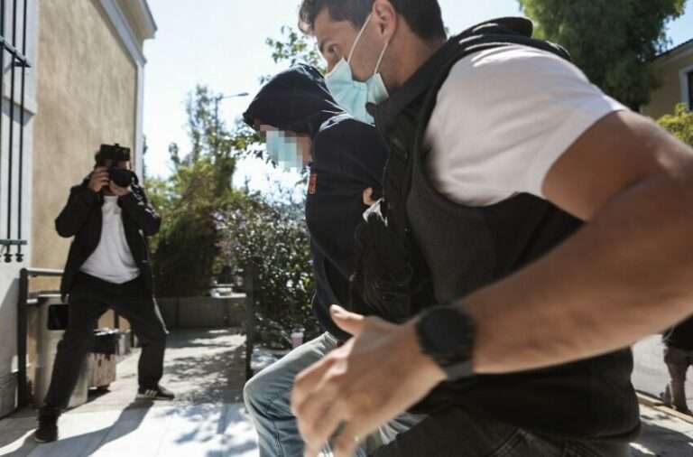 Υπόθεση παιδοβιαστών: Ιερέας, πολιτικός και δημοσιογράφος ζητούσαν «ραντεβού» με την 12χρονη