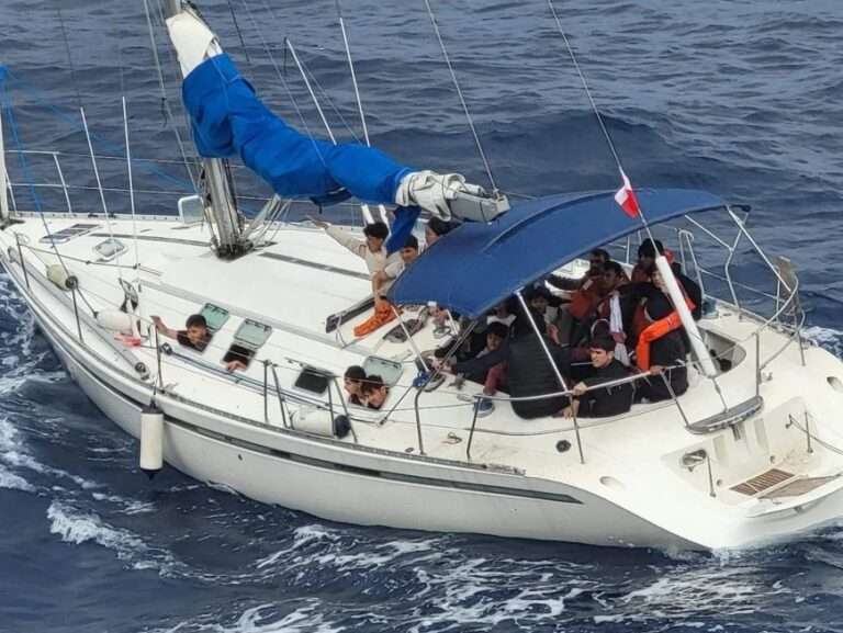 Τέσσερις Τούρκοι συνελήφθησαν για τη μεταφορά των μεταναστών ανοιχτά της Πρέβεζας – 8.000-9.000 € κατ’ άτομο η μεταφορά.