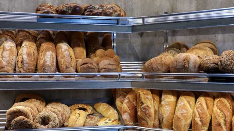 Θα πούμε το ψωμί… ψωμάκι: Έρχεται νέα αύξηση της τιμής μετά τη ρωσική απόσυρση