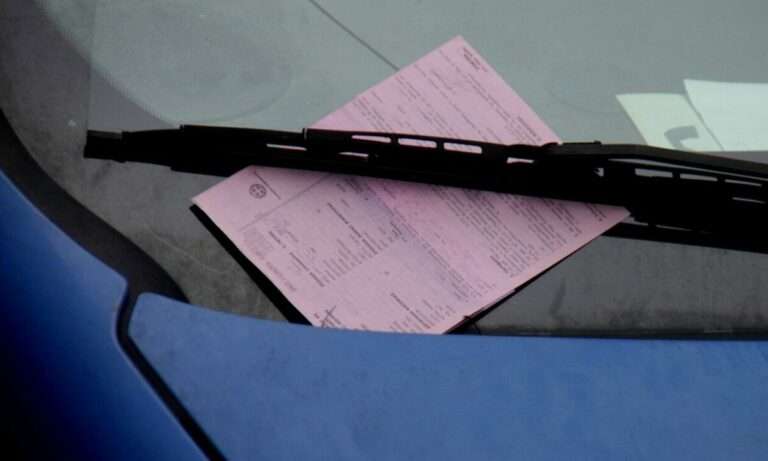 «Τσουχτερά» πρόστιμα σε όσους παρκάρουν παράνομα – Aν η παράνομη στάθμευση συνεχίζεται, τότε βεβαιώνεται και νέο πρόστιμο.