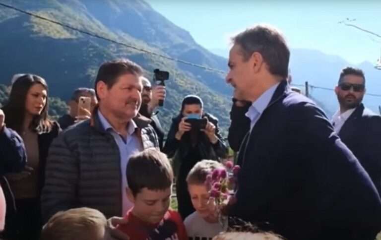 Μητσοτάκης σε νέες… περιπέτειες: Το σχολείο δεν έχει θέρμανση αλλά εκείνος ρώτησε αν έχει… διαδραστικό πίνακα (Βίντεο)