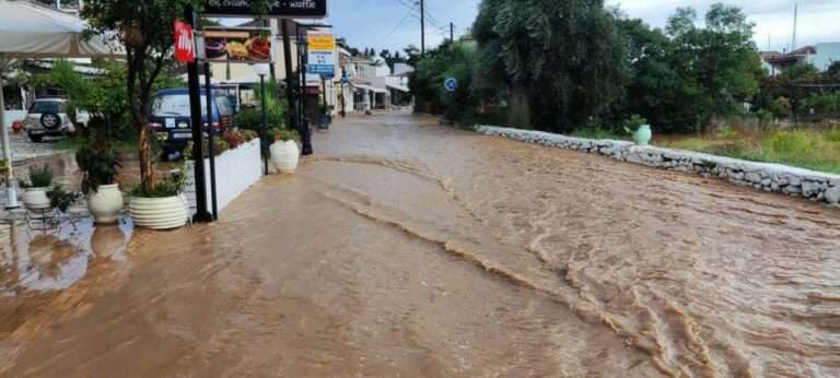 «Πνίγηκαν» τα μαγαζιά από ισχυρή νεροποντή στα Σύβοτα Θεσπρωτίας