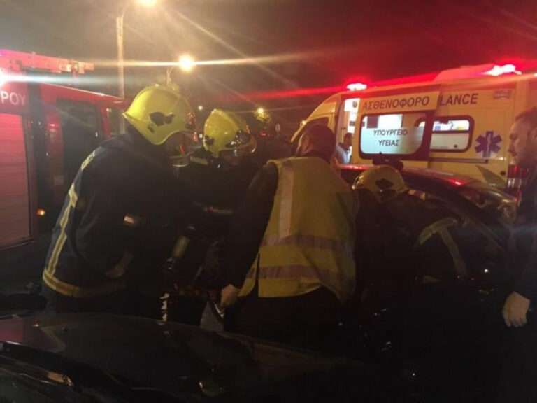 Σφοδρή σύγκρουση οχήματος σε δέντρο στα Ιωάννινα