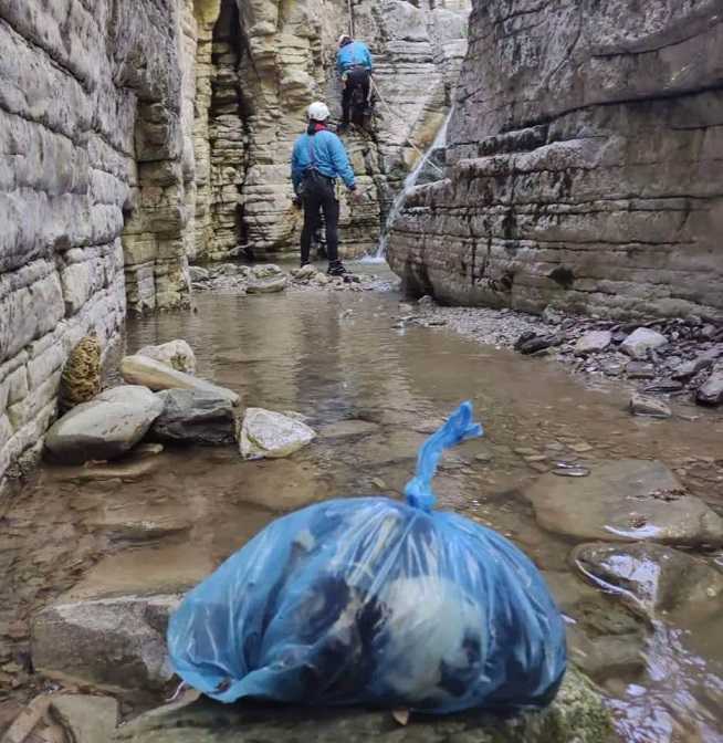 Ρογκοβό Ιωαννίνων: Τουρίστες βρήκαν κουτάβια νεκρά μέσα σε σακούλα πεταμένα σε ποτάμι