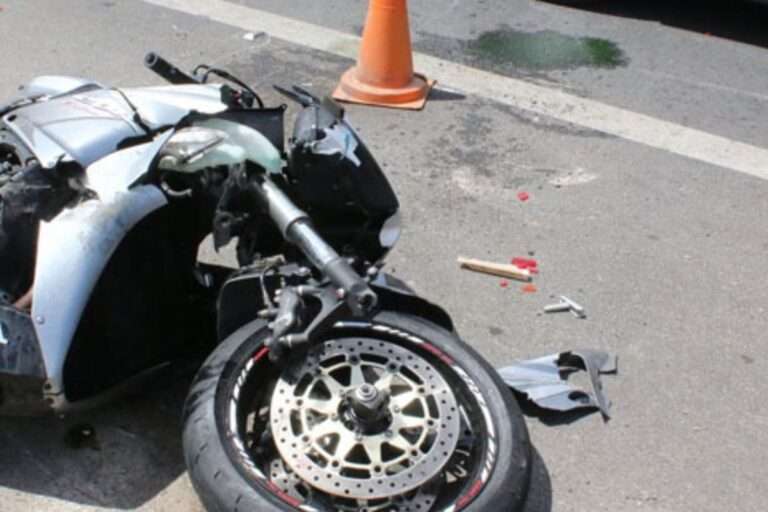 Σκοτώθηκε 25χρονος οδηγός μηχανής μετά από σύγκρουση με φορτηγό