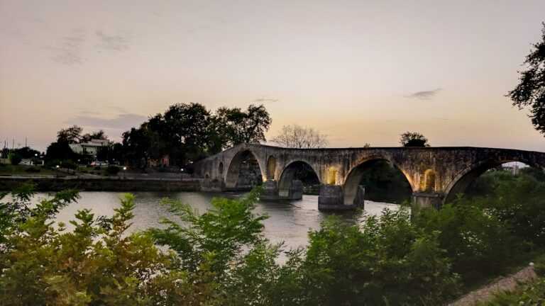 Συναγερμός στην Άρτα: 51χρονος επιχείρησε να αυτοκτονήσει από το ιστορικό γεφύρι