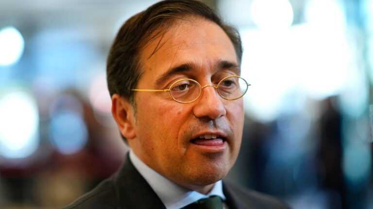 Ο Ισπανός ΥΠΕΞ Αλμπάρες επισκέφθηκε το Κίεβο για να παραδώσει 30 ασθενοφόρα