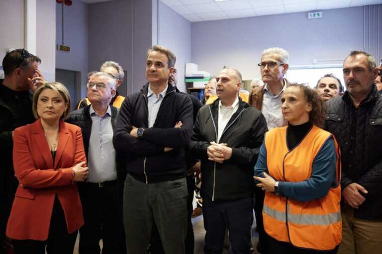 «Κρυφτό» Μητσοτάκη για να αποφύγει τη γενική κατακραυγή για το σκάνδαλο των υποκλοπών