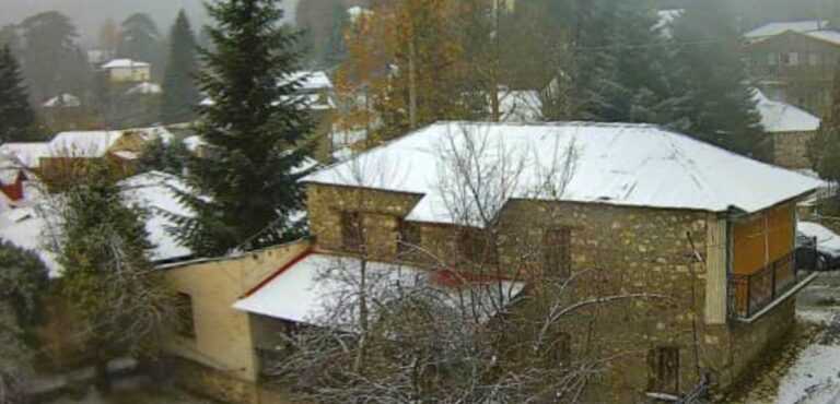 Χιονοπτώσεις στα ορεινά της Ηπείρου – Βγήκαν τα πρώτα αποχιονιστικά