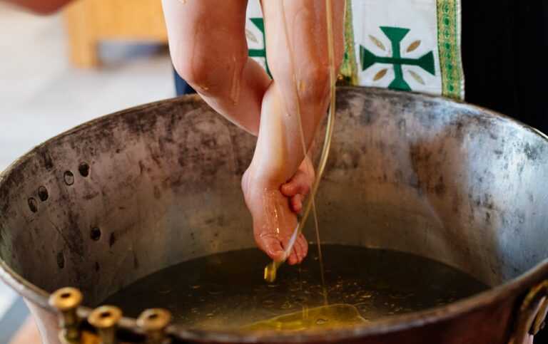 Απίστευτο και όμως αληθινό: Διακόπηκε βάφτιση έπειτα από έντονο καβγά των παππούδων του παιδιού για το όνομα