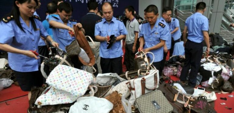 Κίνα: Οι αρχές κατέστρεψαν 3.000 τόνους προϊόντων απομίμησης αξίας 69 εκατ. δολαρίων