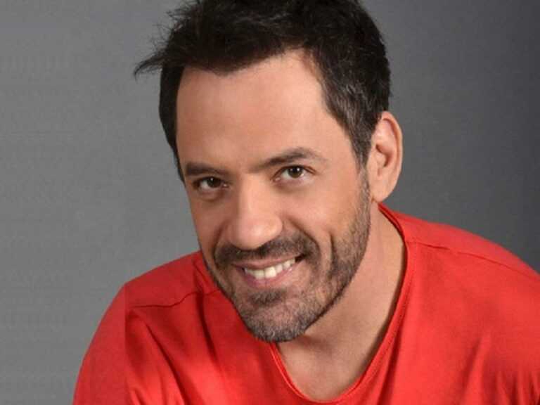 Θάνος Καλλίρης: «Πουλούσα κεριά έξω από την εκκλησία για το Πάσχα»