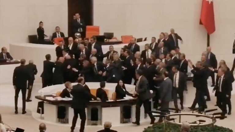 Τουρκία: Άγριο ξύλο στην βουλή – Στην εντατική βουλευτής της αντιπολίτευσης