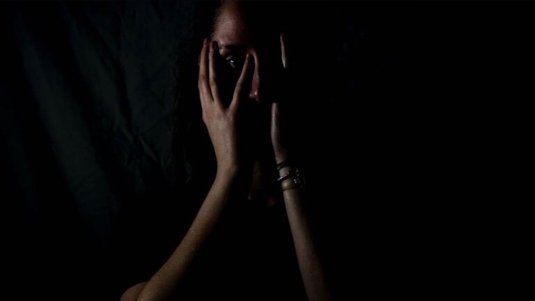 Συνολικά 208.000 θύματα ενδοοικογενειακής βίας καταγράφηκαν το 2021 στη Γαλλία