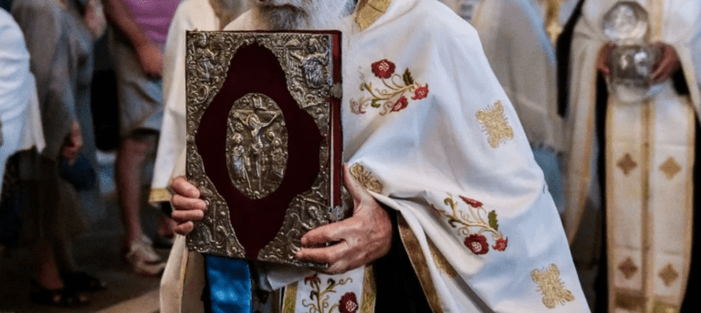 Νέα ΒΟΜΒΑ για Ιερέα – Γονείς καταγγέλουν ότι κακοποιούσε σεξουαλικά τα παιδιά τους