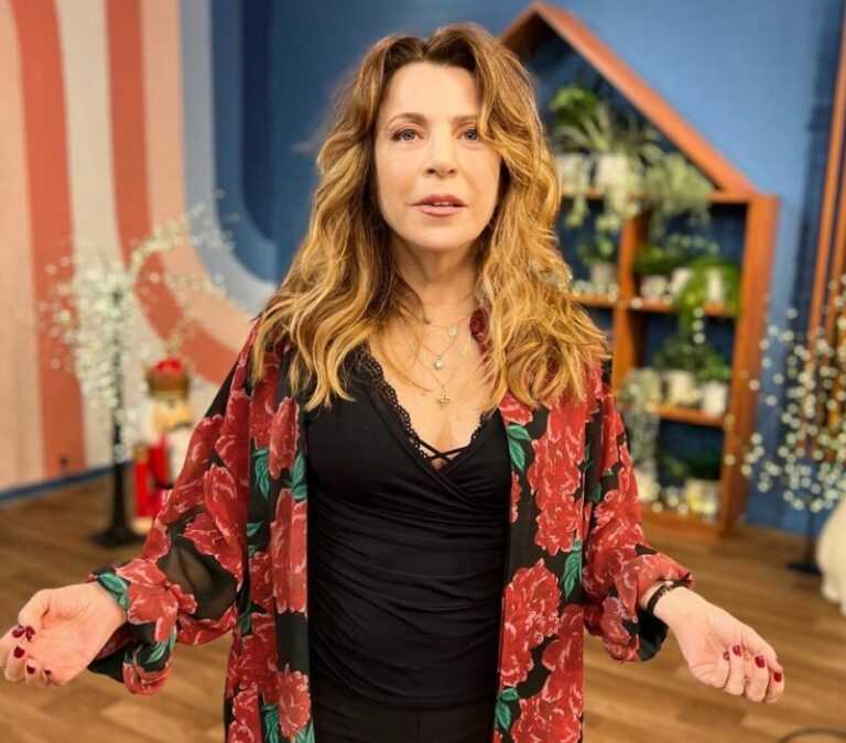 Δήμητρα Παπαδοπούλου: «Τώρα βάφομαι, προσέχω, κάνω μπούκλα. Έπαθα γυναίκα. Μου “χτύπησε” ότι γίνομαι πατσαβούρα!»