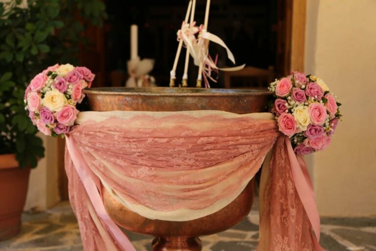 Άγριο ξύλο σε βάφτιση: Καλεσμένοι… πλακώθηκαν την ώρα του μυστηρίου για μία γυναίκα.