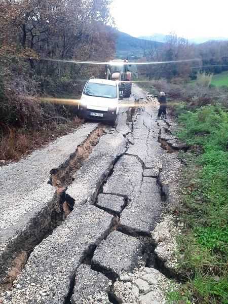 Καθίζηση προκάλεσαν οι βροχοπτώσεις σε αγροτικό δρόμο στην  Καμαρίνα Πρέβεζας